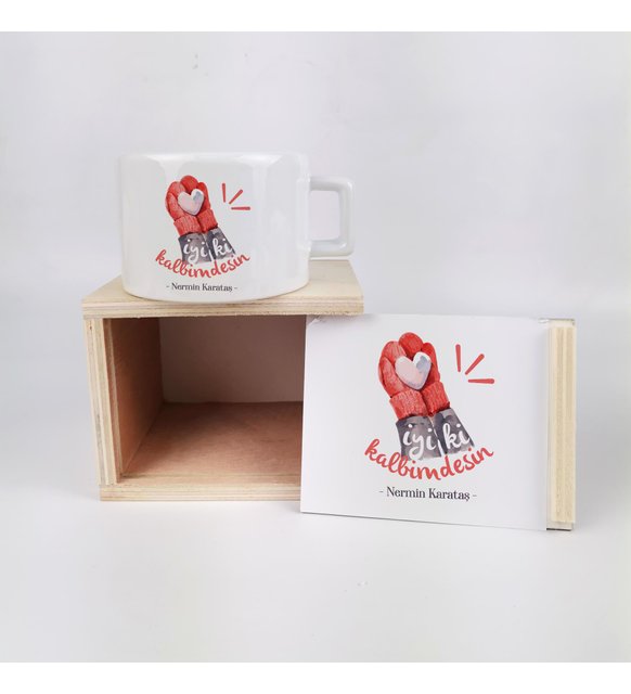 Sevgiliye Hediye İsme Özel Ahşap Kutuda İyi Ki Kalbimdesin Tasarımlı Fincan Seti